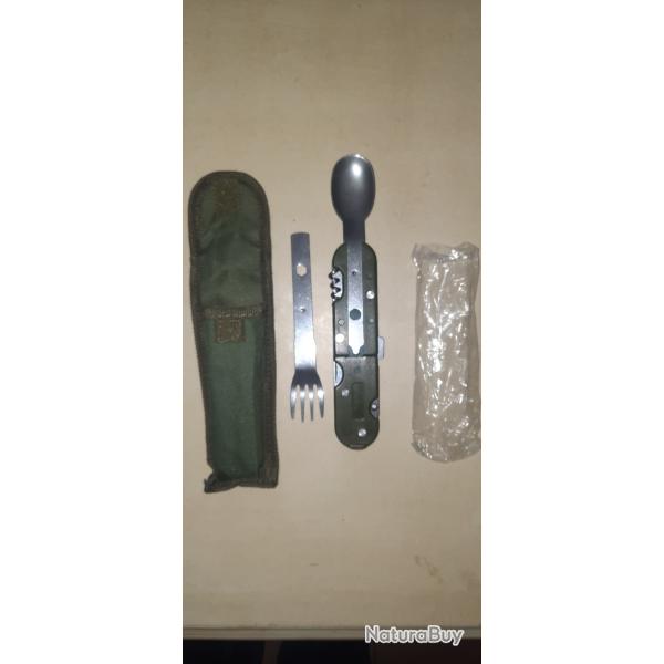 Couteau pliable 5 en 1 Neuf id�al pour le camping vendu avec sa cuill�re et sa fourchette et �tui.