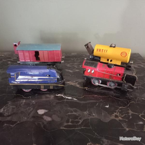 2 locomotives m�caniques + 2 wagon s anciens + clef � remonter