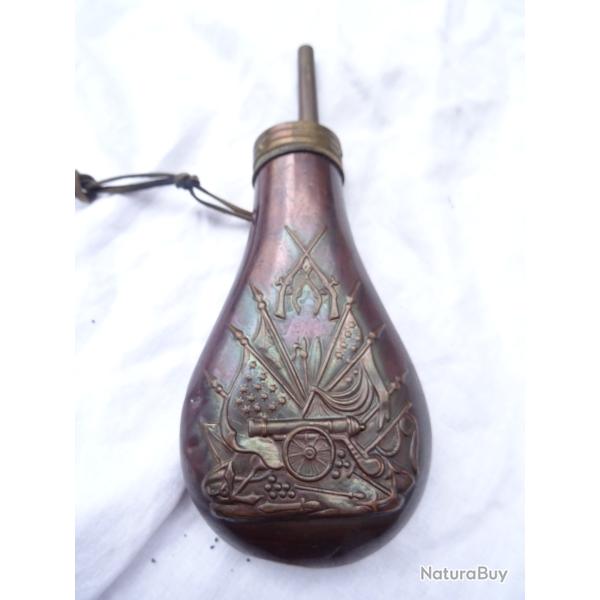 408- tr�s belle poire a poudre ancienne = a d�cor de troph�e militaire