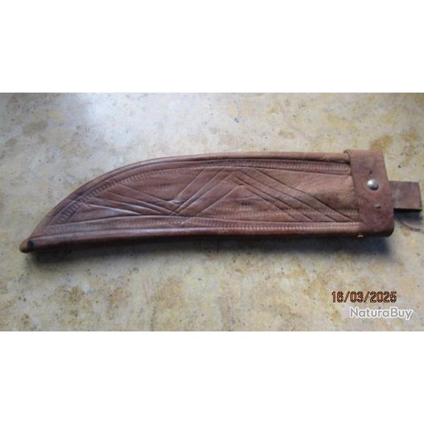 fourreau cuir l�ger sain ancien lame large attache presque HS 27cmx6.5cm