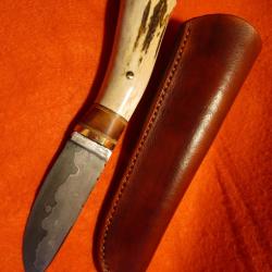 COUTEAU ARTISANAL forg&eacute; ATELIER DE L'OURS NOIR chasse camping rando SANMA&Iuml; manche bois de cerf
