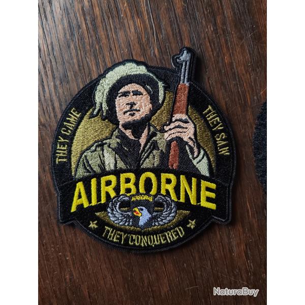 INSIGNE TISSU TYPE VELCRO "AIRBORNE,THEY CONQUERED"