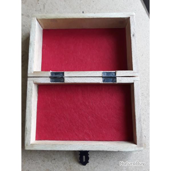 Coffret en bois pour petites armes de poings, sculpt� et solide. Int�rieur de feutrine rouge.