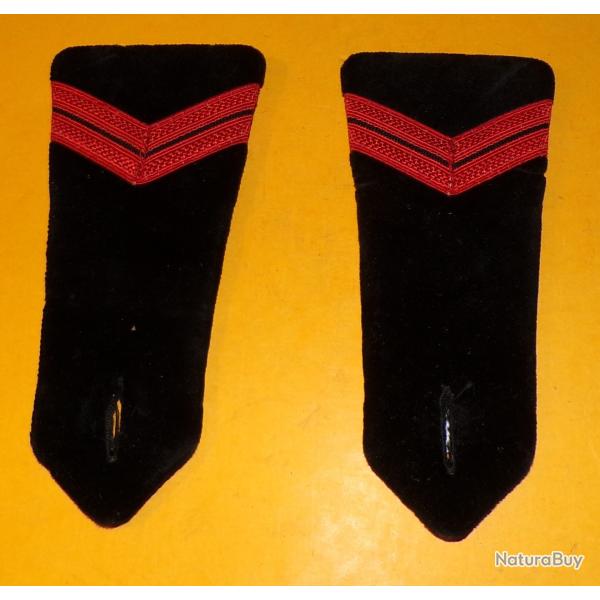 PAIRE EPAULETTES AVEC GALON ROUGE , MODELE ANCIEN , OBSOLETE POUR COLLECTION� ,BON ETAT VOIR PHOTO .