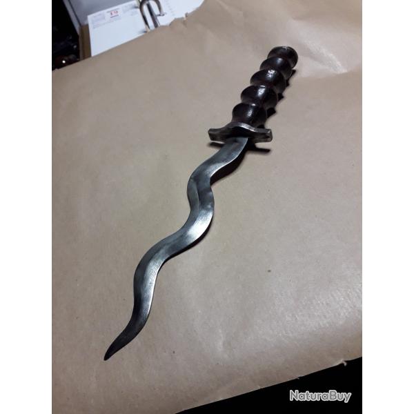 Couteau  lame kriss