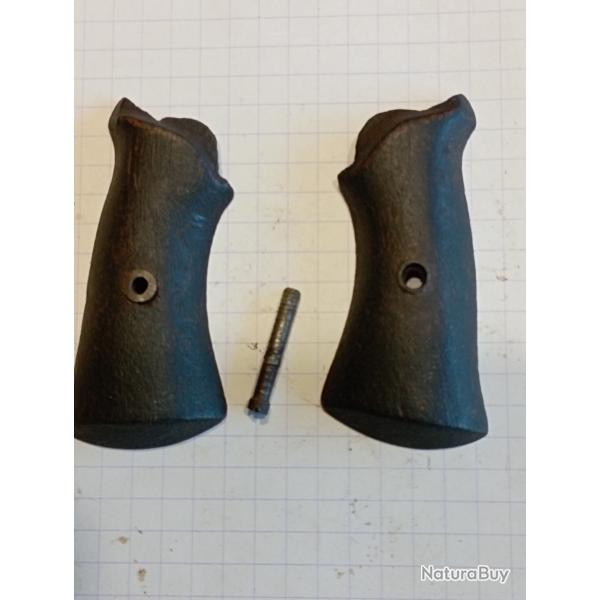 Jeu de plaquettes pour revolver � broches.