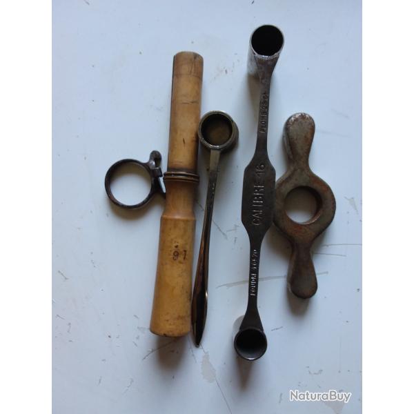 Un lot de bourroir,  de chargettes,  de recalibreur  et d'un tire  cartouches  en calibre  16.