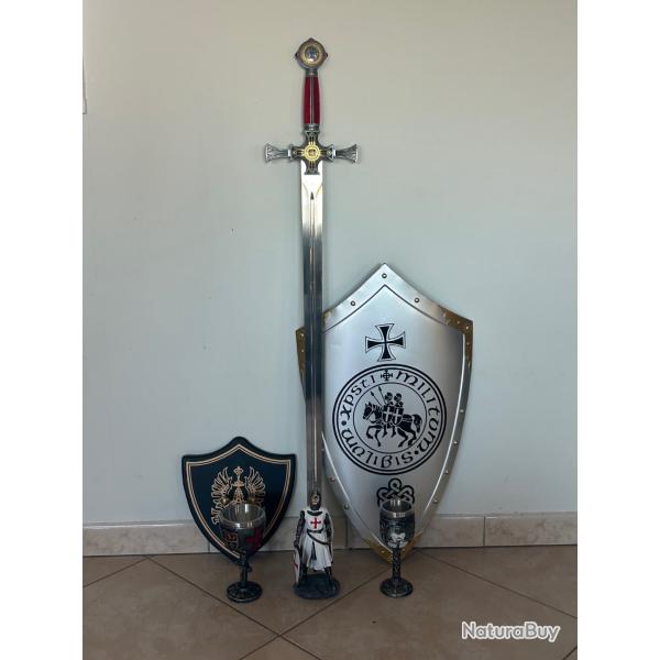 Tr�s beau lot d'objets sur le th�me des Templiers