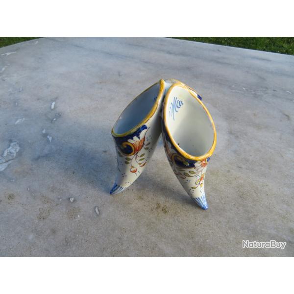 Ancien vase tricorne cornets en fa�ence de Desvres � d�cor Rouen avec Blason & Fleurs, Sign�e (XX�)