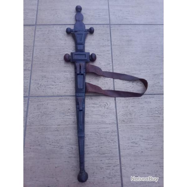 ANCIEN ET RARE SABRE  TOUAREG DE  PARADE  .  REVETEMENT TOUT CUIR  AVEC  MOTIFS  .