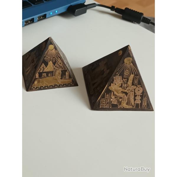 2 PYRAMIDES ANTIQUES EN METAL