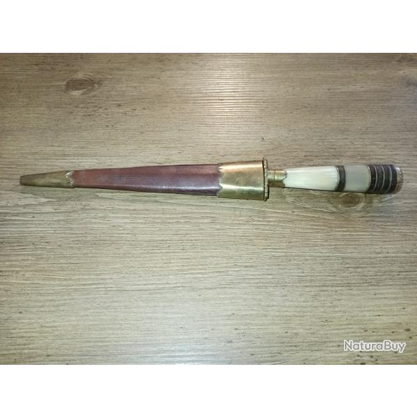Trs beau stylet corse