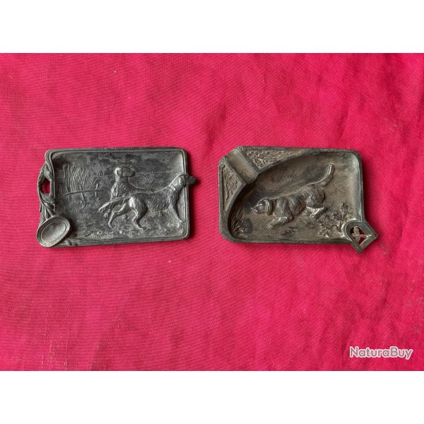 Lot de deux cendriers anciens en �tain, chiens � l'arr�t, pas de prix de r�serve