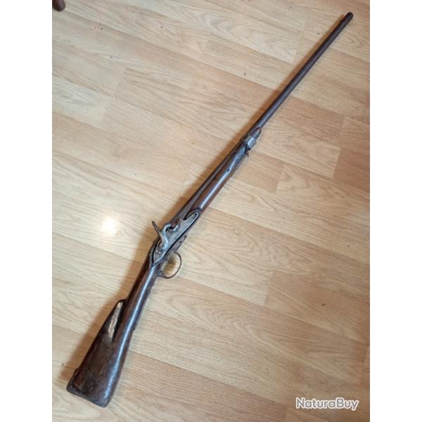 Ancien fusil r�glementaire � silex transform� chasse � percussion.