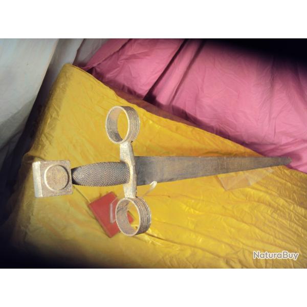 pe de style mdival ancienne, reste de gravure sur la lame.