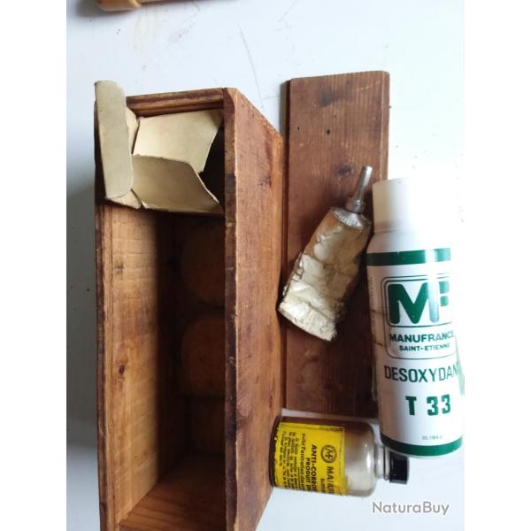 Un coffret  MANUFRANCE  de produits  d'entretien des armes