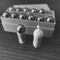 Lot de 2 Boites de rangement cal 44 et cal 36 pour 12 cartouches papier et porte amorces