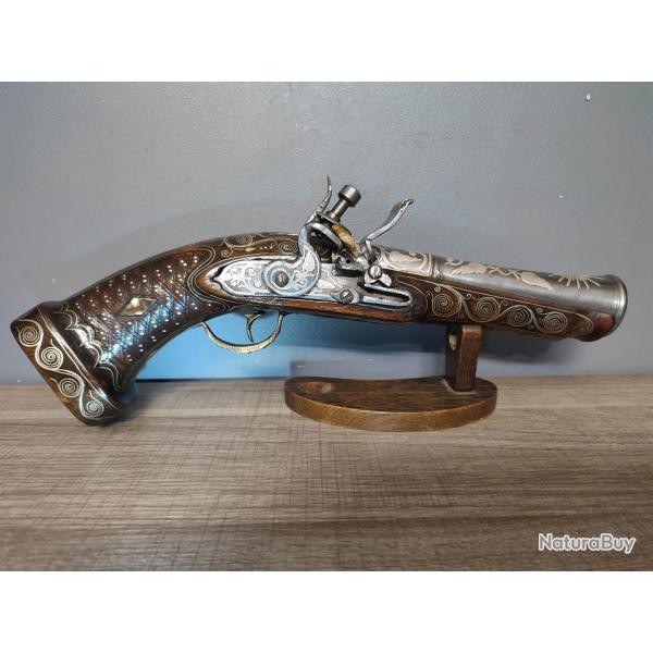 Magnifique pistolet tromblon � silex � l'oriental de luxe incrust� de fils d'argent et nacre