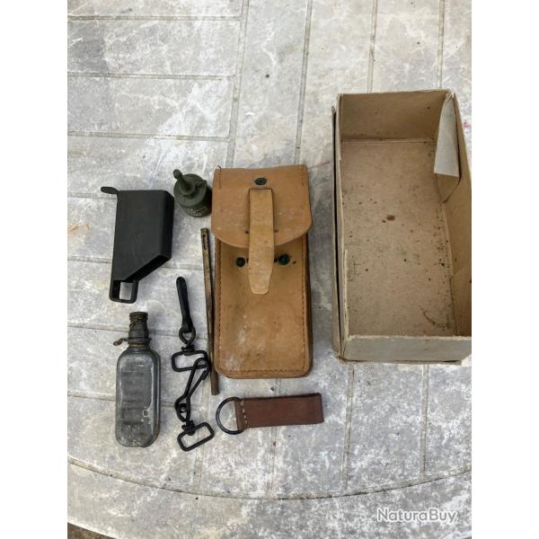 ANCIEN PORTE-CHARGEUR (MILITAIRE?) AVEC CHARGETTE EN L'ETAT ET DIVERS  ( voir photos)