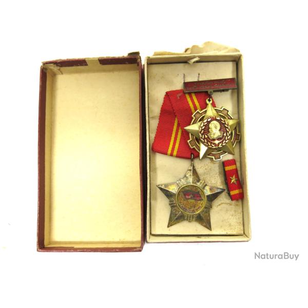 Lot de 2 mdailles en boite Nord Vietnam ref 789 Box 254