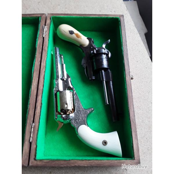 Coffre en bois pour petites armes de poings ou autres. Teint� avec int�rieur feutrine verte.