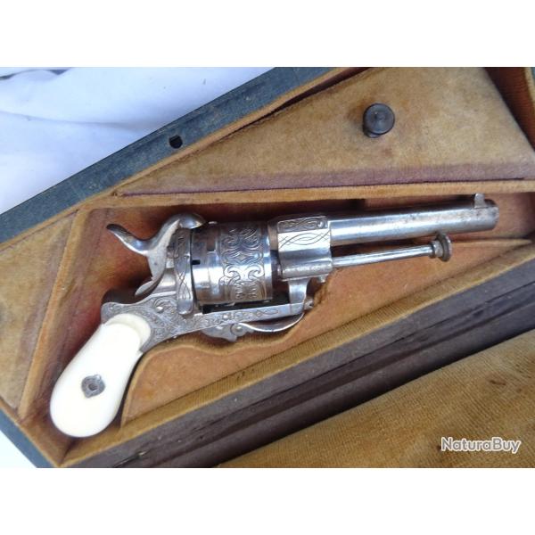388- lot = beau coffret de trs beau  rvolver a broches 6 coups
