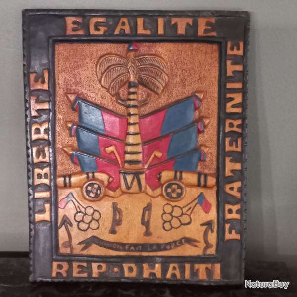 tableau bois sculpt main Haiti France arme  trs beau relief , couleur encore vive ( 1960 -1970 )