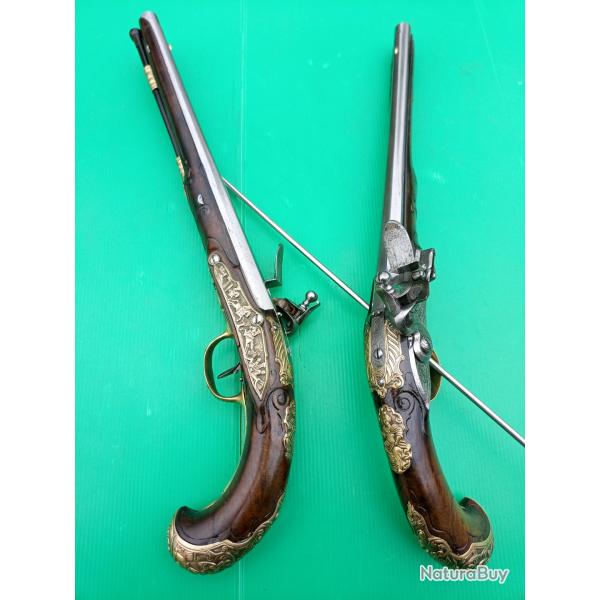 PAIRE DE PISTOLETS D OFFICIER A SILEX . BELLE REALISATION ALLEMANDE AVEC MONOGRAMME .