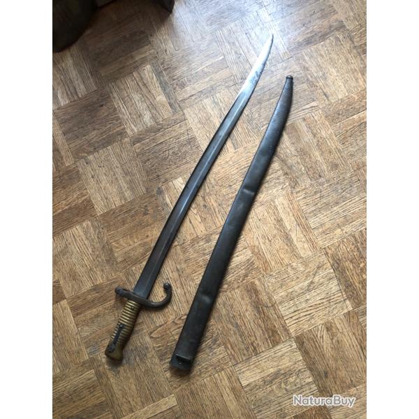 BAONNETTE ANCIENNE   FUSIL EN PARFAIT TAT FOURREAU AVEC 2 impacts