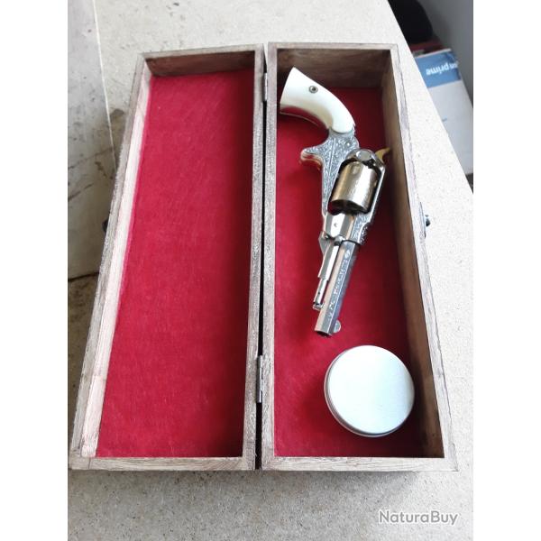 Coffret en bois pour petites armes de poings ou autres, en bois cir�.