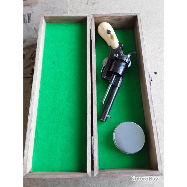 Beau et bon coffret en bois pour petites armes de poings ou autres.