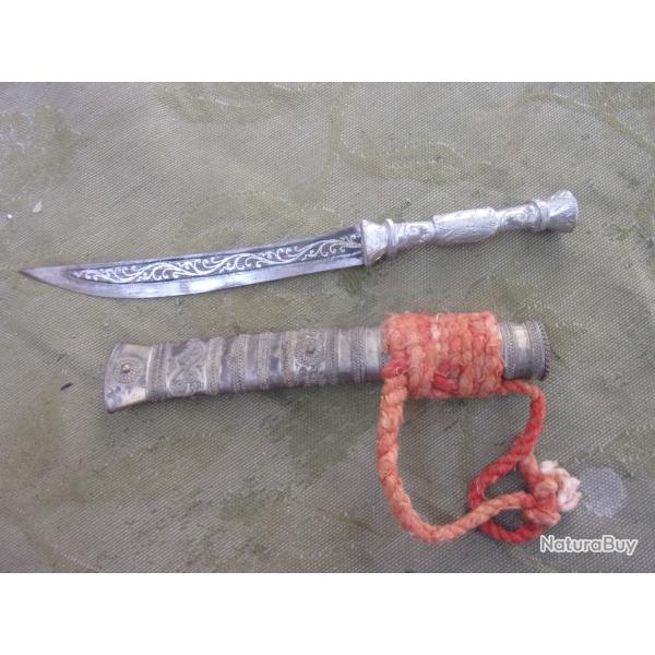 couteau etnique lame grav�e 27 cm