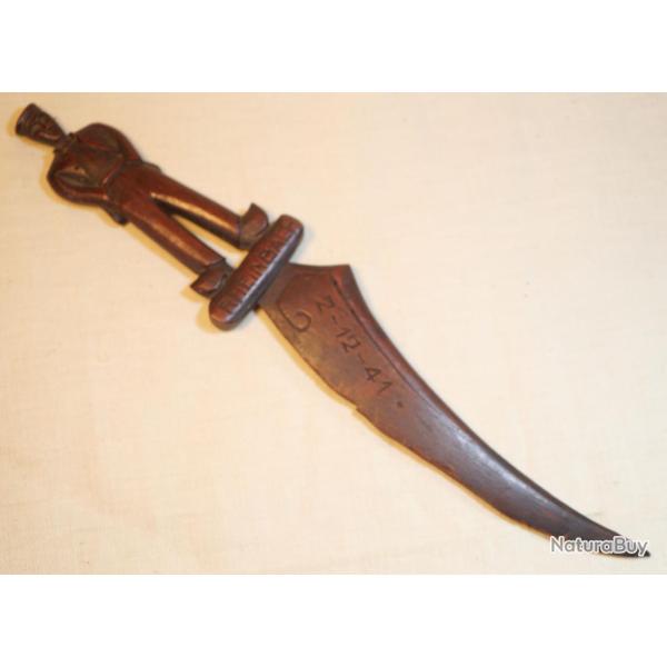 CAMP DEPORTATION POLITIQUE coupe papier bois prisonnier tenue camp casquette sabot ref COL24COU001