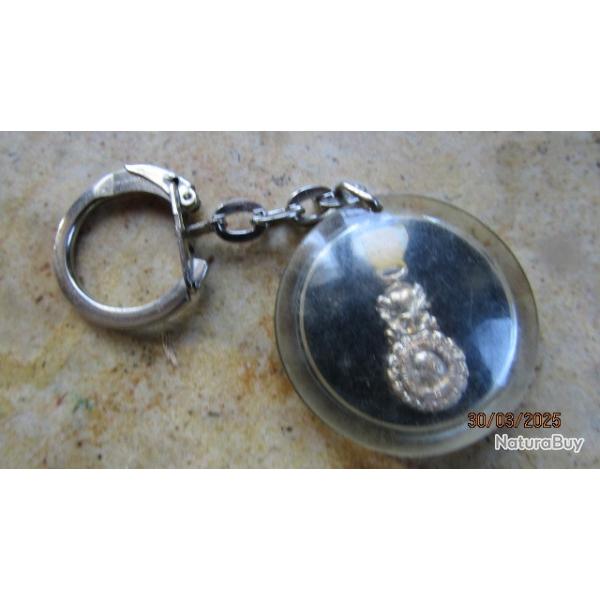 porte cl� (l�ger ) insigne pucelle m�daille militaire 1870 honneur et discipline attache ronde