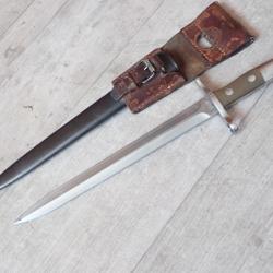 826339 Ba&iuml;onnette Suisse Mod&egrave;le 1918 + gousset en cuir. Pour fusil Schmidt-Rubin mod&egrave;le K 31 ou k11