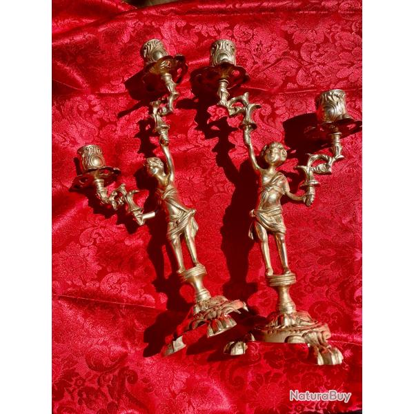 Paire d'anciens chandeliers , bougeoirs 2 feux , chrubin en vis  vis. En laiton environ XIXe .