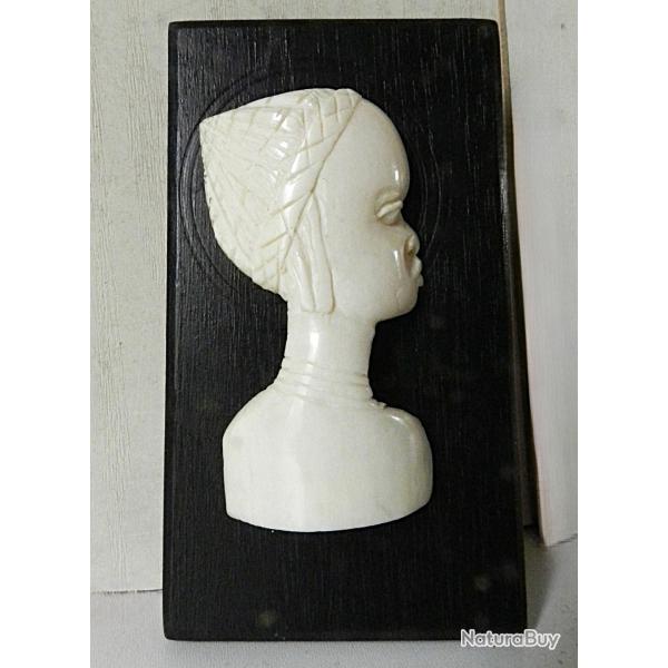 Art Populaire Ethnique Ancien * Beau Buste de Femme en Os Sculpt� sur Plaque de Bois Noir