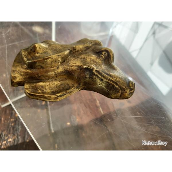 Presse papier en bronze repr�sentant une t�te de chien