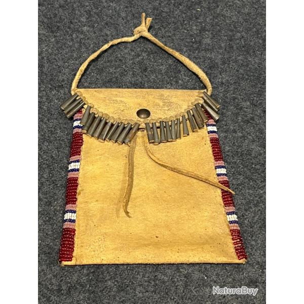 Belle pochette perl�e en rawhide indien des plaines   indianiste reconstitution trappeur