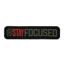 Patch SIGNATURE STAY FOCUSED brod&eacute; vert olive/rouge