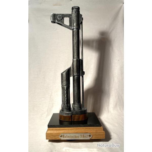 Support-prsentoir pour baonnette KALASHNIKOV AK 47 avec socle bois et plaque grave