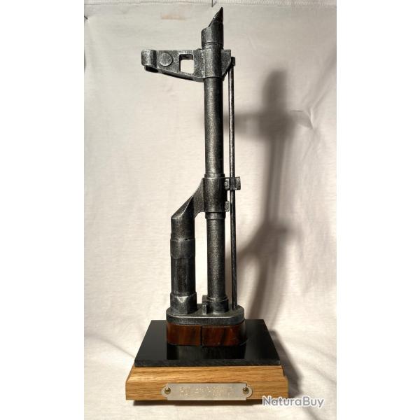 Support-prsentoir pour baonnette KALASHNIKOV AK 47 AIMS avec socle bois et plaque grave