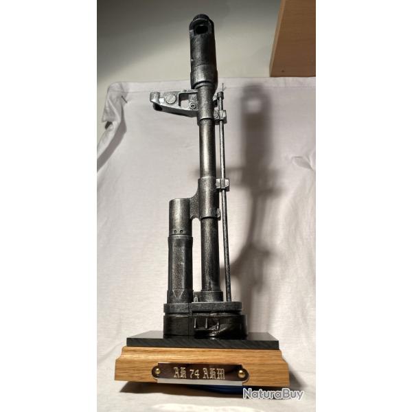 Support-prsentoir pour baonnette KALASHNIKOV AK 74 M avec socle bois et plaque grave