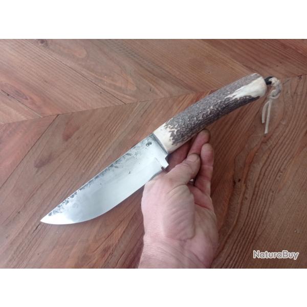 Couteau de chasse lame forg�e en acier carbone XC75 manche en bois de cerf
