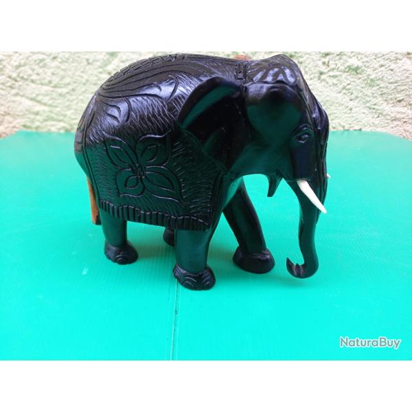 SUPERBE ELEPHANT EN EBENE  MASSIF  .  COMPLET  .