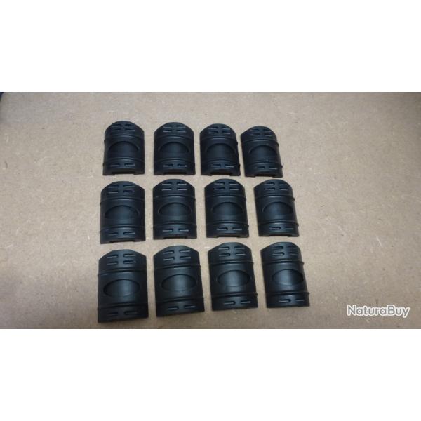 Un lot de 12 caches rail plastique