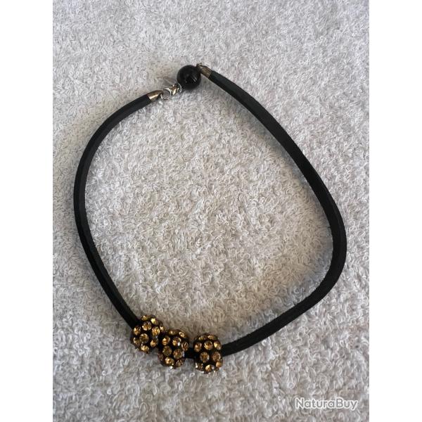 Collier cuir noir cristaluna avec 3 pendentif sph�re en cristal acrylique noir swarovski