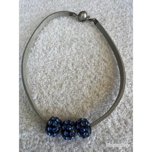 Collier cuir blanc cristaluna avec 3 pendentif sph�re en cristal acrylique noir swarovski