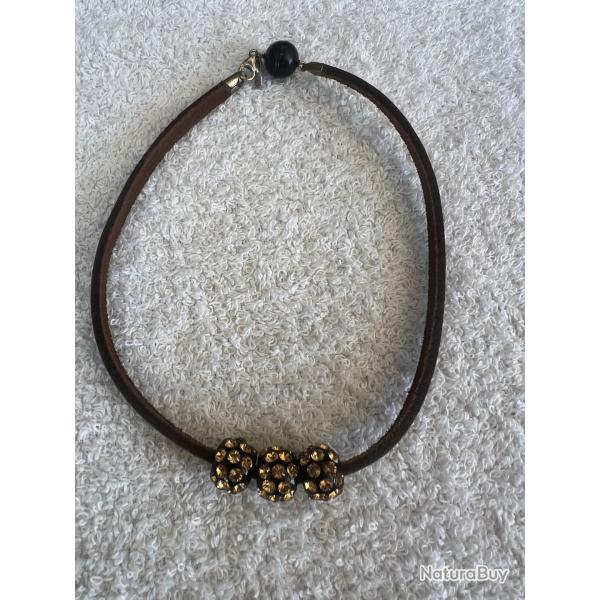 Collier cuir marron critaluna avec 3 pendentif sph�re en cristal acrylique noir swarovski