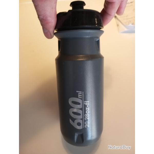 Gourde plastique grise